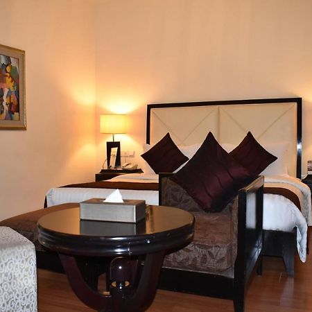 라마다 플라자 바이 윈덤 카라치 에어포트 호텔 외부 사진 A bedroom at the Taj Bengal