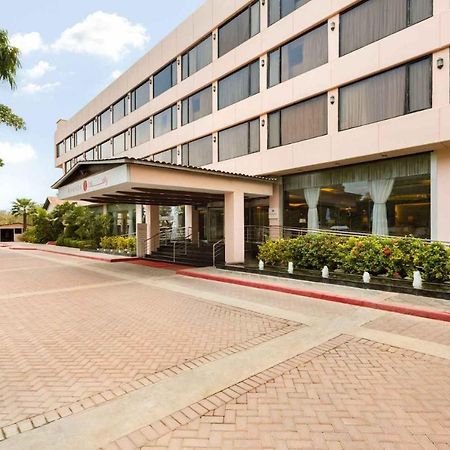 라마다 플라자 바이 윈덤 카라치 에어포트 호텔 외부 사진 The hotel's entrance