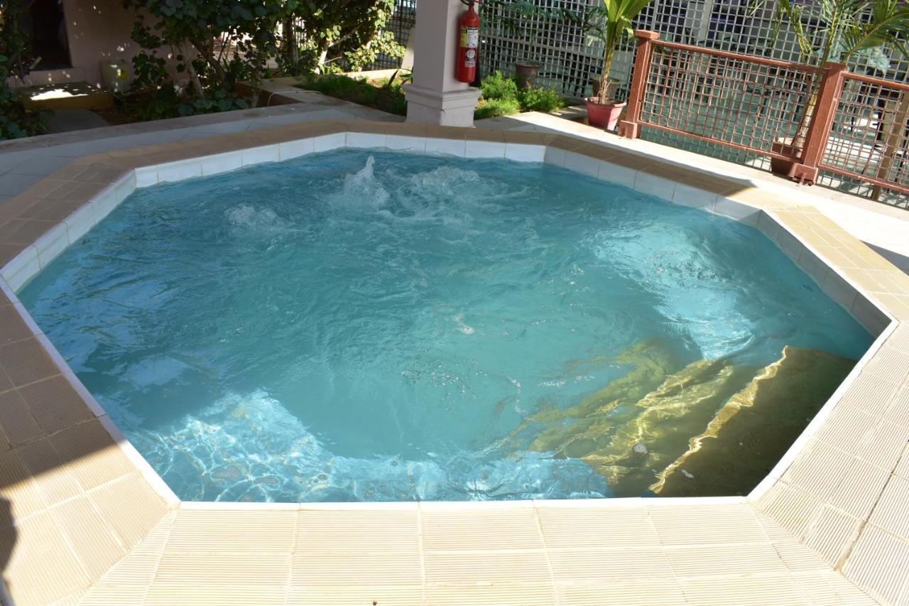 라마다 플라자 바이 윈덤 카라치 에어포트 호텔 외부 사진 A swimming pool