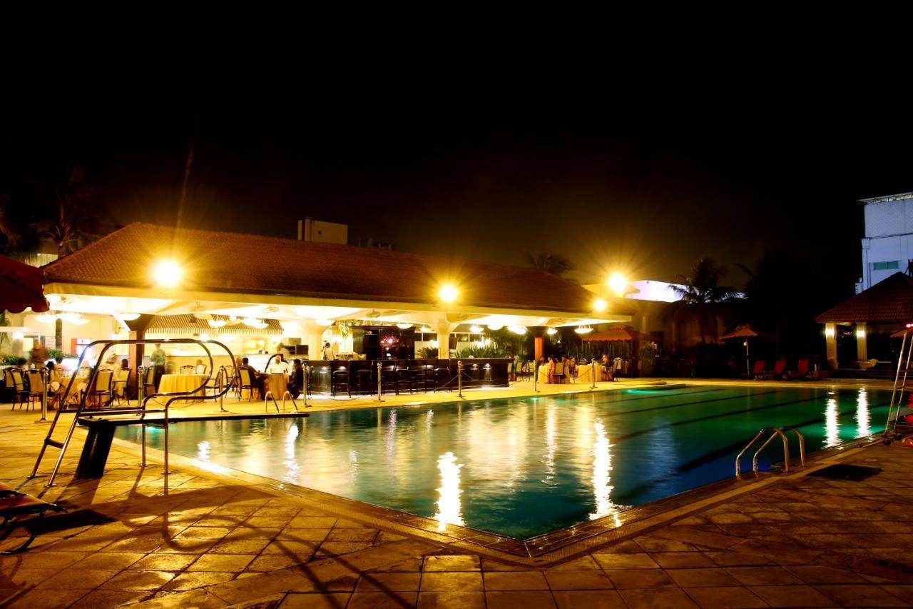 라마다 플라자 바이 윈덤 카라치 에어포트 호텔 외부 사진 The pool at the hotel