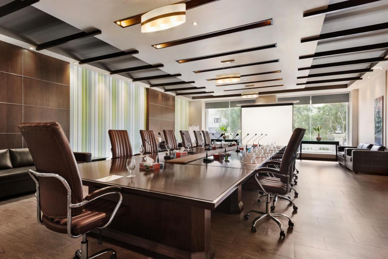 라마다 플라자 바이 윈덤 카라치 에어포트 호텔 외부 사진 Boardroom at the hotel