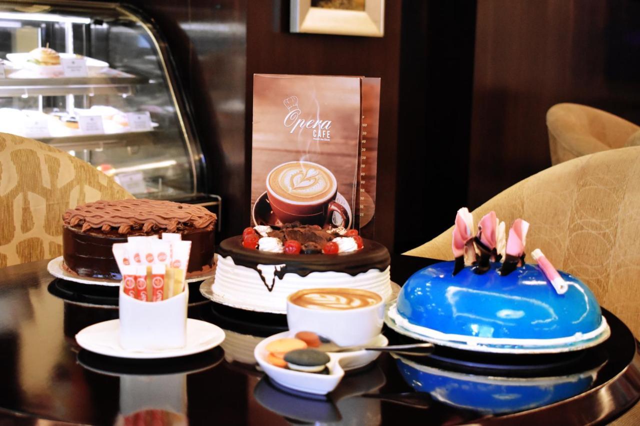라마다 플라자 바이 윈덤 카라치 에어포트 호텔 외부 사진 A selection of cakes and coffee