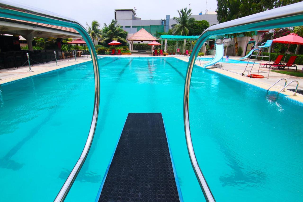 라마다 플라자 바이 윈덤 카라치 에어포트 호텔 외부 사진 Swimming pool