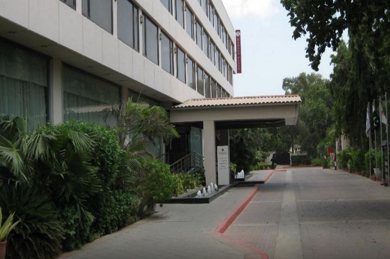 라마다 플라자 바이 윈덤 카라치 에어포트 호텔 외부 사진 The hotel's entrance
