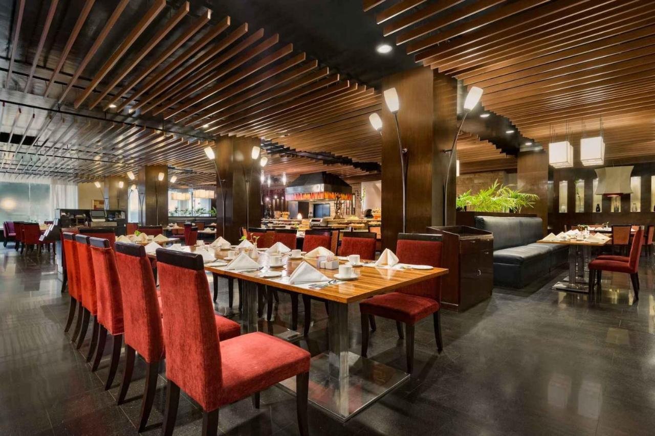 라마다 플라자 바이 윈덤 카라치 에어포트 호텔 외부 사진 The interior of the restaurant