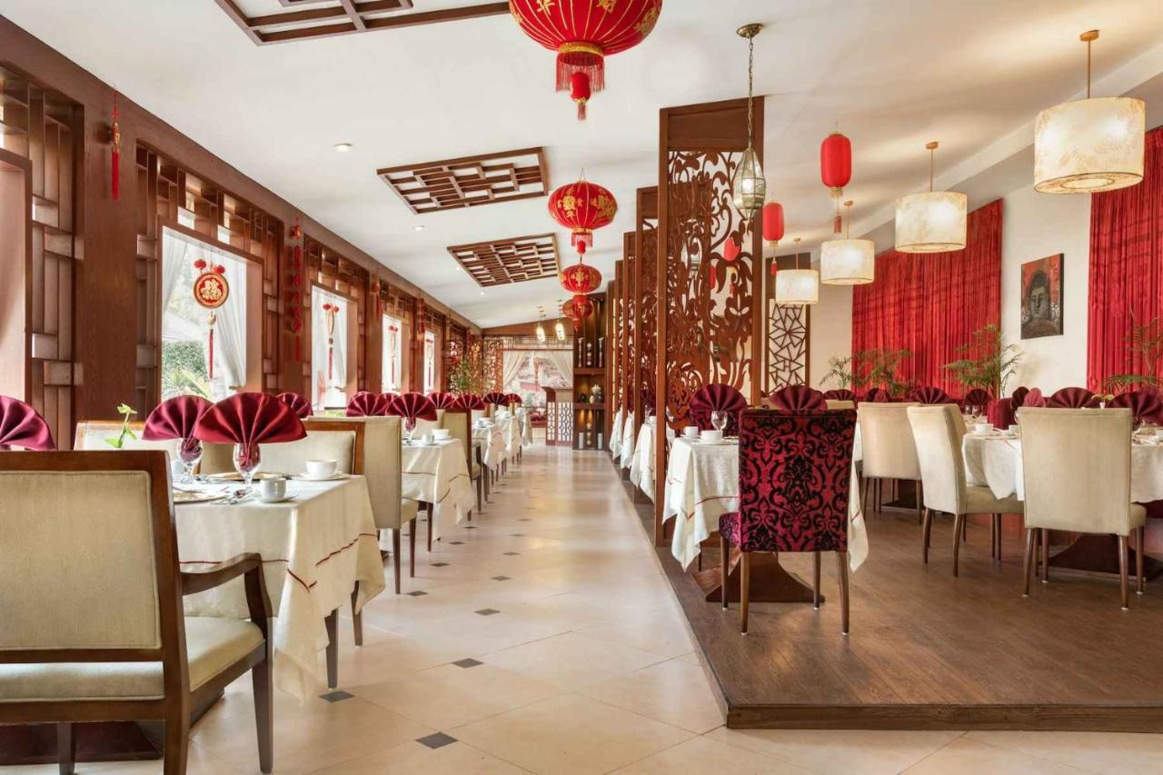 라마다 플라자 바이 윈덤 카라치 에어포트 호텔 외부 사진 The interior of a restaurant in Beijing