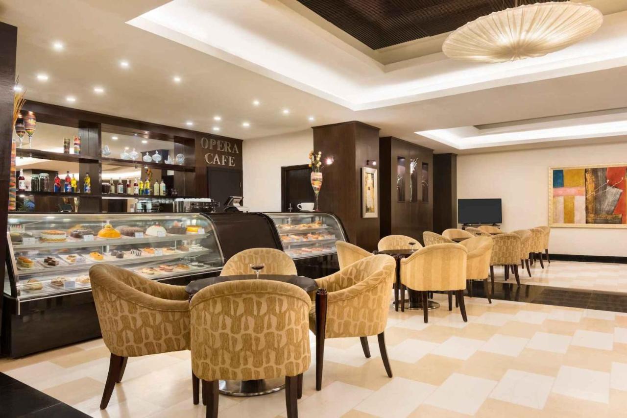 라마다 플라자 바이 윈덤 카라치 에어포트 호텔 외부 사진 The lobby café