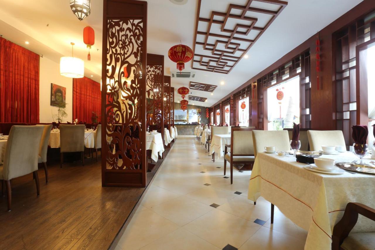 라마다 플라자 바이 윈덤 카라치 에어포트 호텔 외부 사진 Interior of a restaurant in Beijing