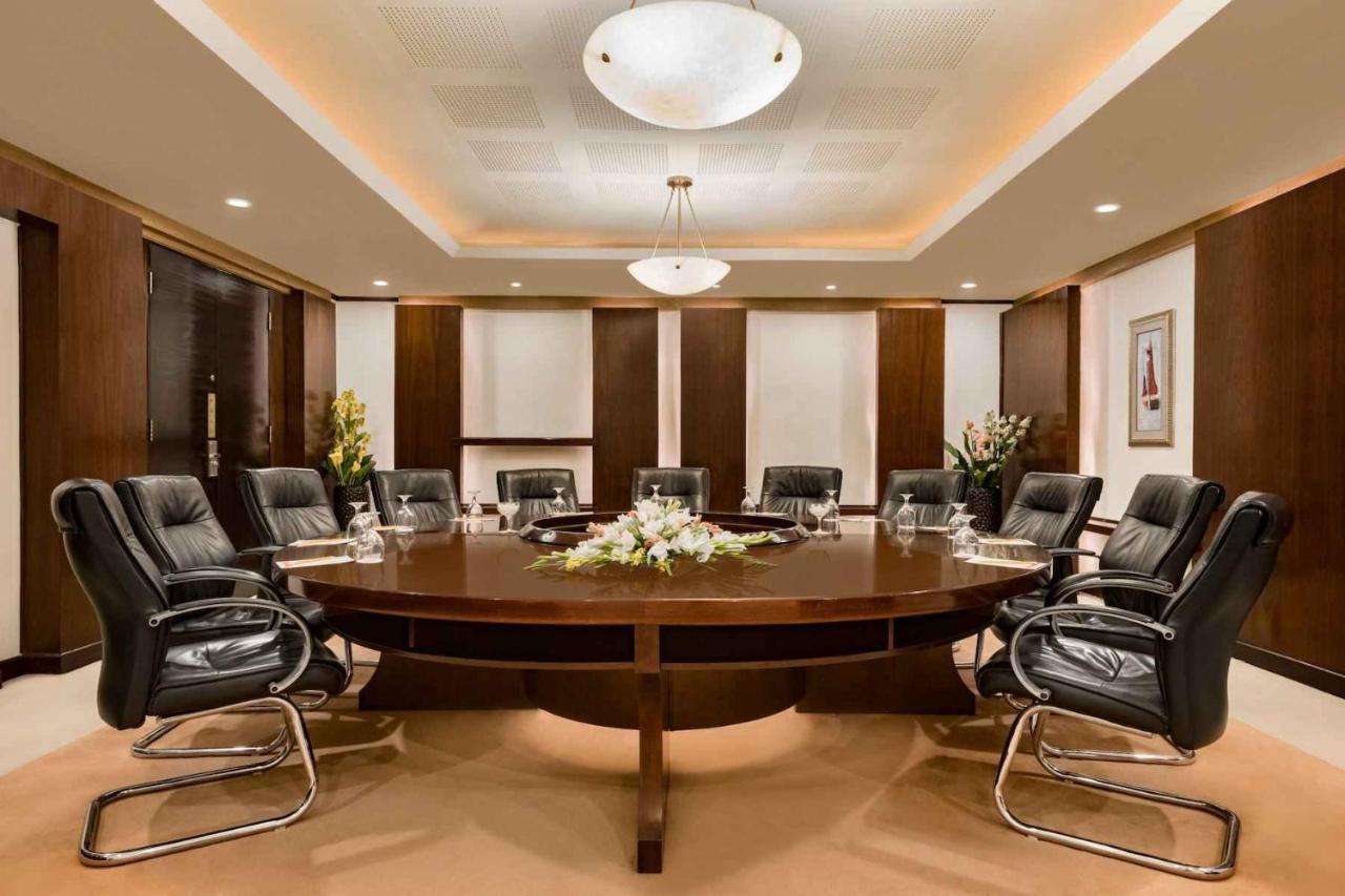 라마다 플라자 바이 윈덤 카라치 에어포트 호텔 외부 사진 Boardroom at the Four Seasons Hotel, London