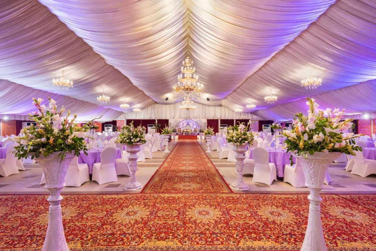 라마다 플라자 바이 윈덤 카라치 에어포트 호텔 외부 사진 A wedding reception in Karachi, Pakistan