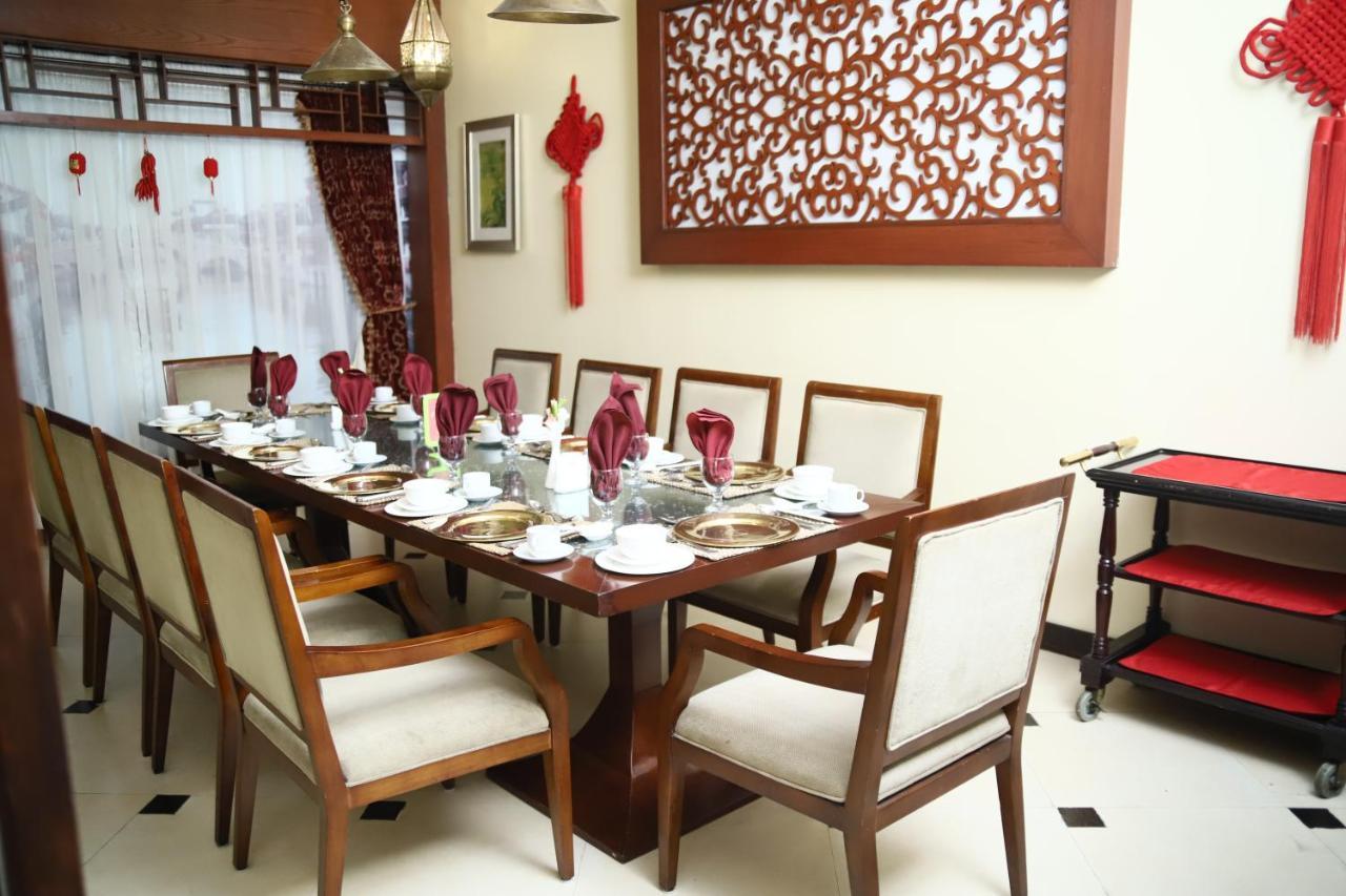 라마다 플라자 바이 윈덤 카라치 에어포트 호텔 외부 사진 A dining room in a house in Malaysia