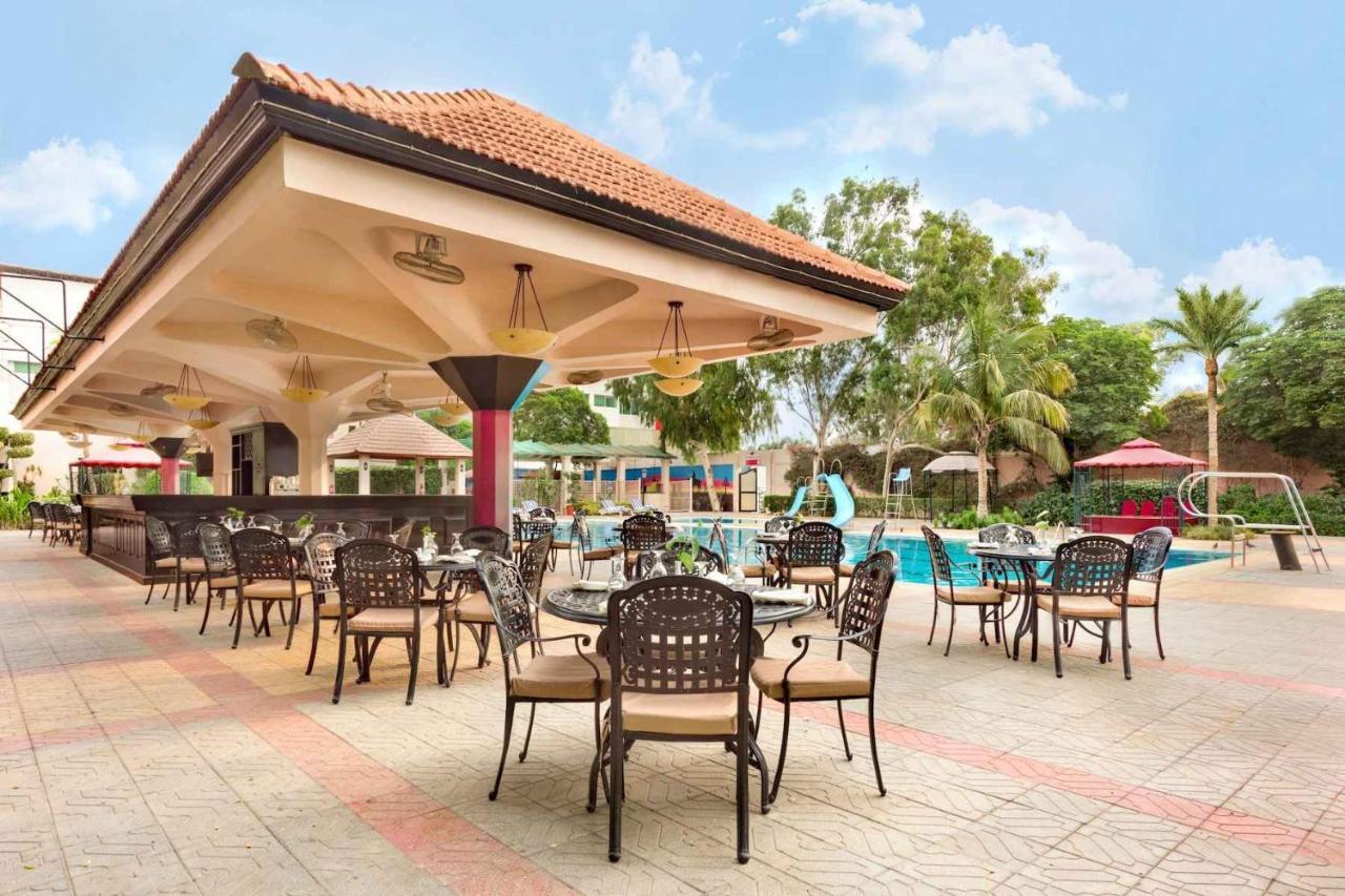 라마다 플라자 바이 윈덤 카라치 에어포트 호텔 외부 사진 The poolside bar at the hotel