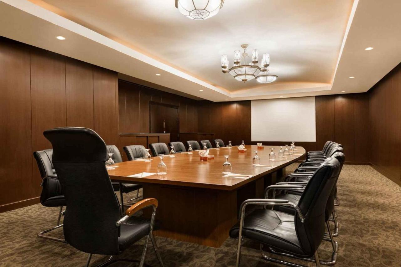 라마다 플라자 바이 윈덤 카라치 에어포트 호텔 외부 사진 Boardroom at the Westin