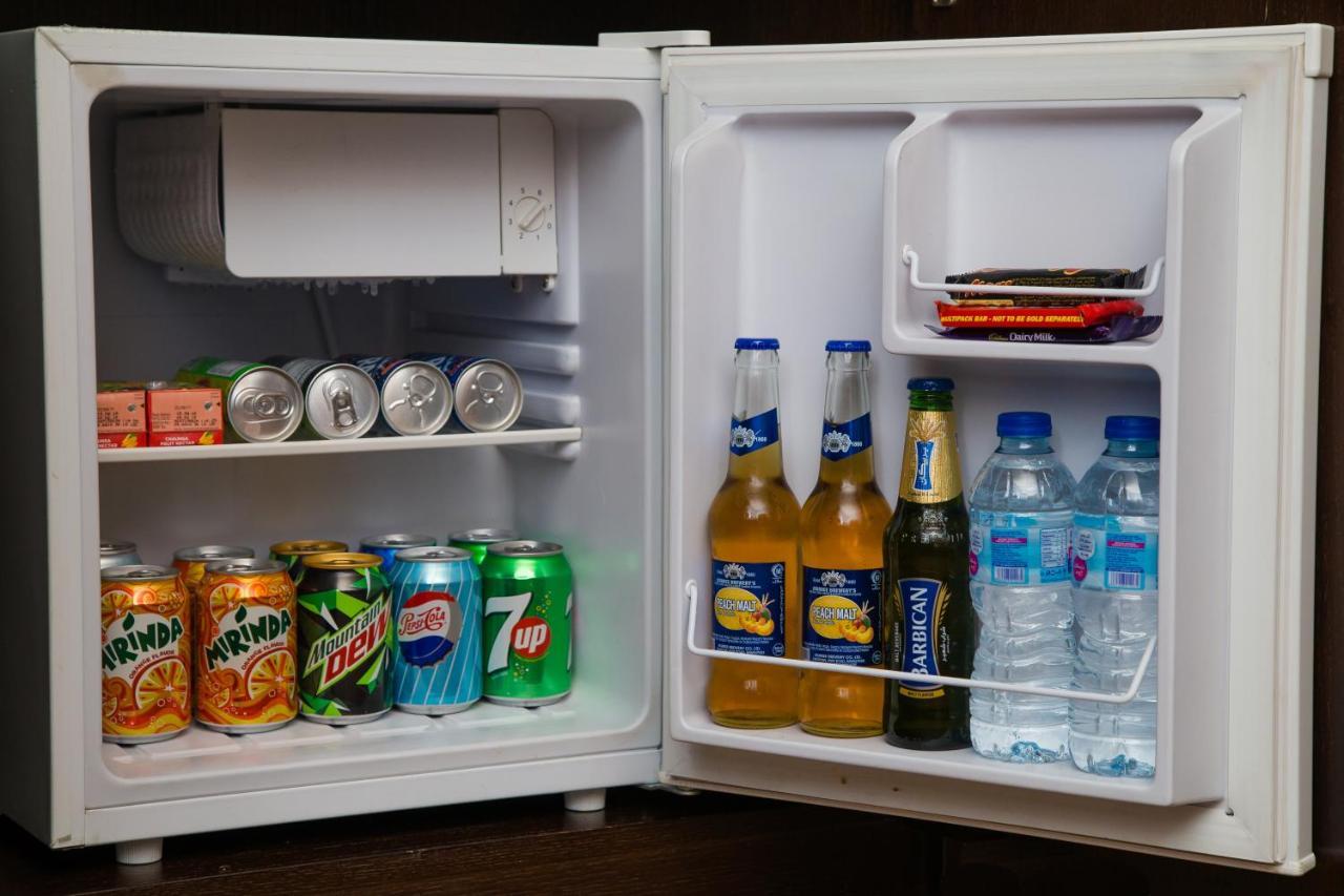라마다 플라자 바이 윈덤 카라치 에어포트 호텔 외부 사진 A mini-fridge