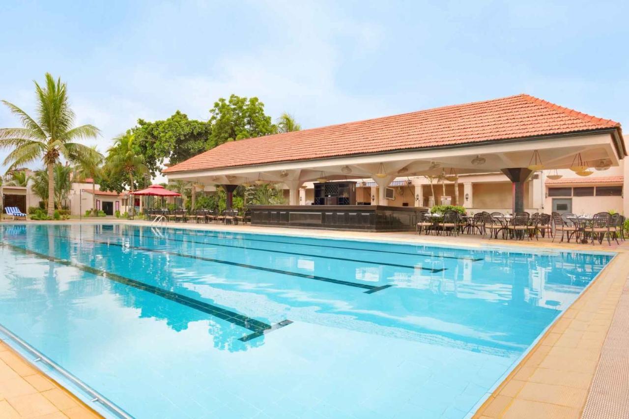 라마다 플라자 바이 윈덤 카라치 에어포트 호텔 외부 사진 Swimming pool at the club
