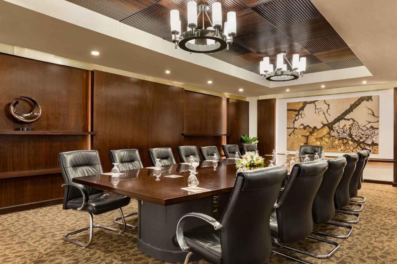 라마다 플라자 바이 윈덤 카라치 에어포트 호텔 외부 사진 Boardroom at the Westin Mumbai International